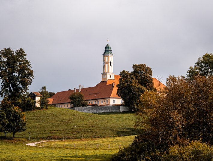 Blick auf Kloster Reutberg, © Tölzer Land Tourismus|Chris Geigl, sowhatwetravel