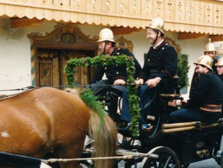 Männer mit Feuerwehrkleidung auf Kutsche, © Freiwillige Feuerwehr Jachenau