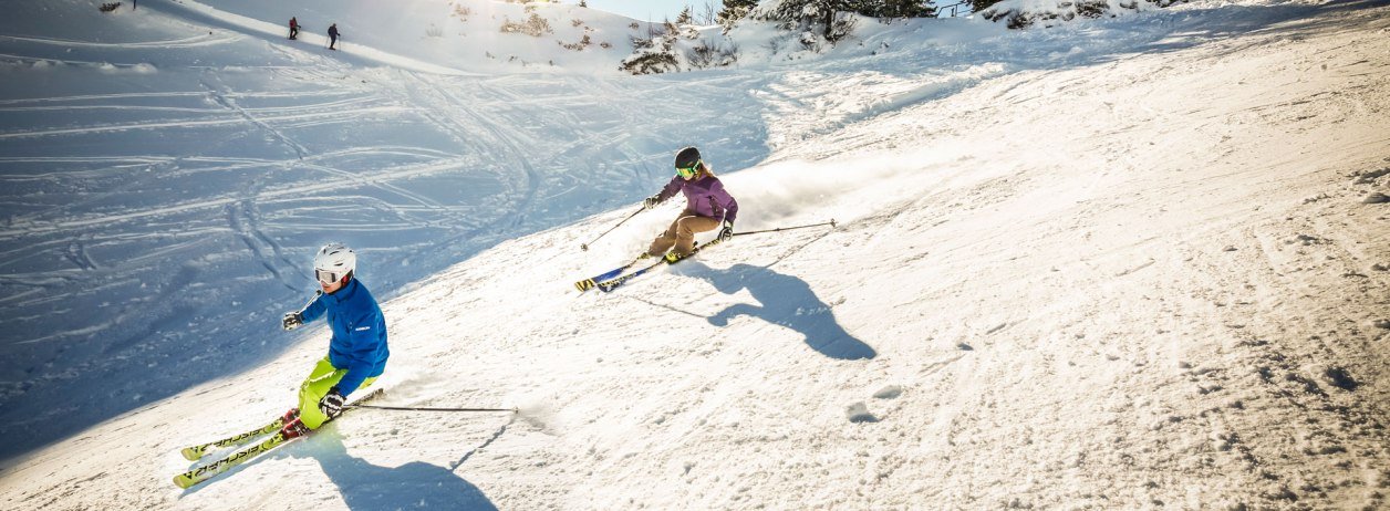 Zwei Skifahrer sausen die Piste hinunter, &copy; Tourist Information Kochel a. See, Fotograf Kujat