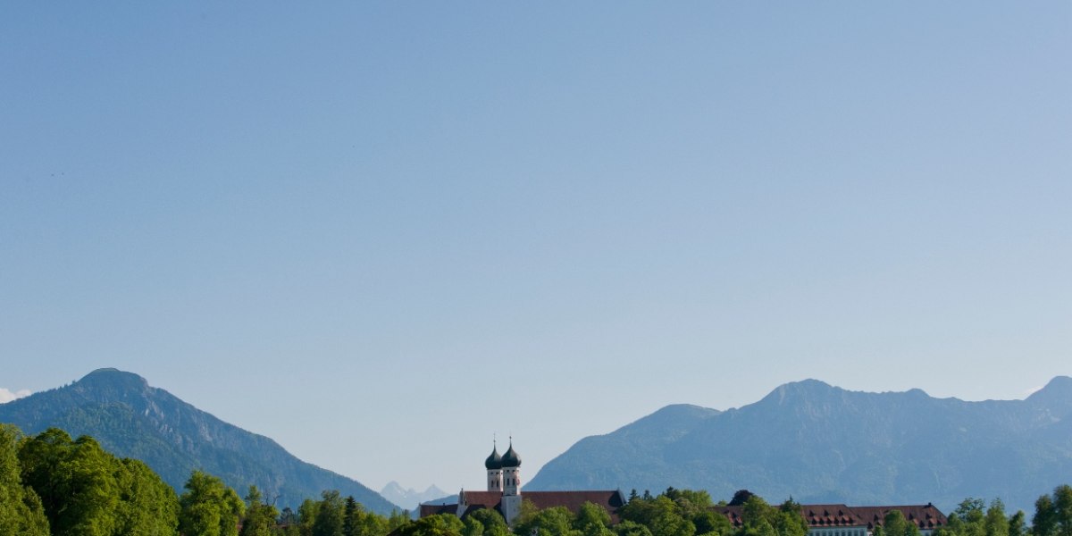 Kloster Benediktbeuern, links im Hintergrund der Jochberg, rechts der Herzogstand und Heimgarten, &copy; oberbayern.de