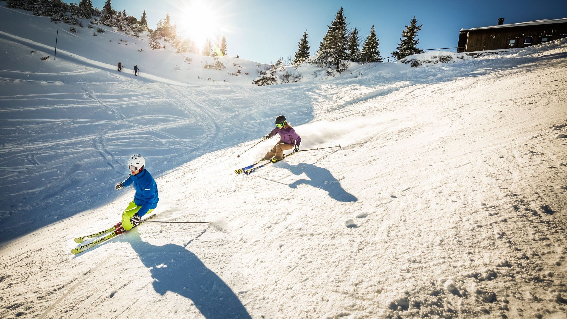 Zwei Skifahrer sausen die Piste hinunter, © Tourist Information Kochel a. See, Fotograf Kujat