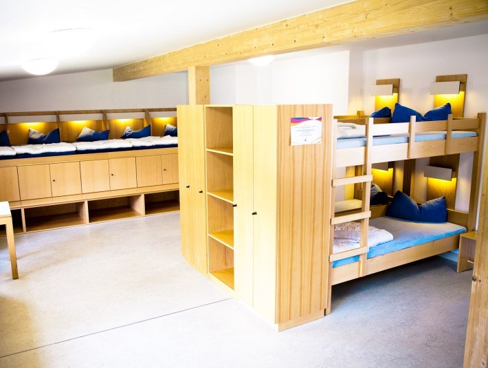Viel Holz macht die Gruppenzimmer in der Sport|Jugendherberge gem&uuml;tlich, &copy; Deutsches Jugendherbergswerk Landesverband Bayern e.V.