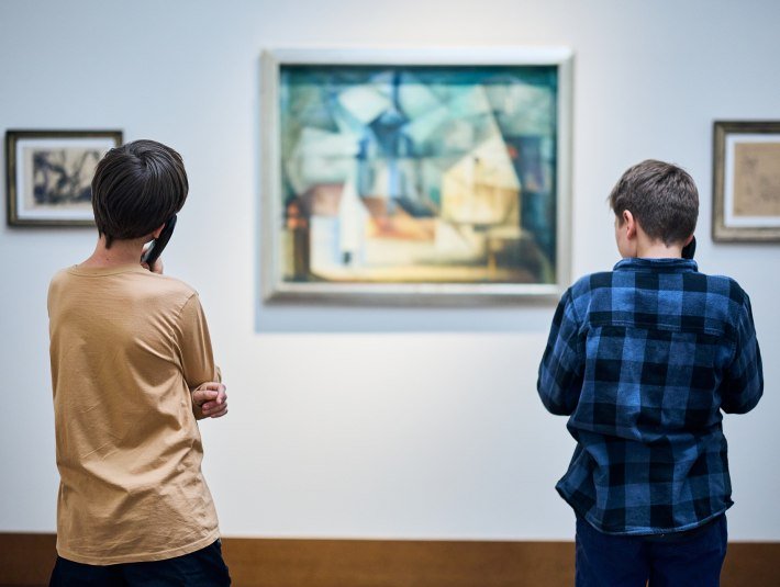 zwei junge Menschen mit Audioguides im Franz Marc Museum, &copy; oberbayern.de, Foto: Tobias K&ouml;hler
