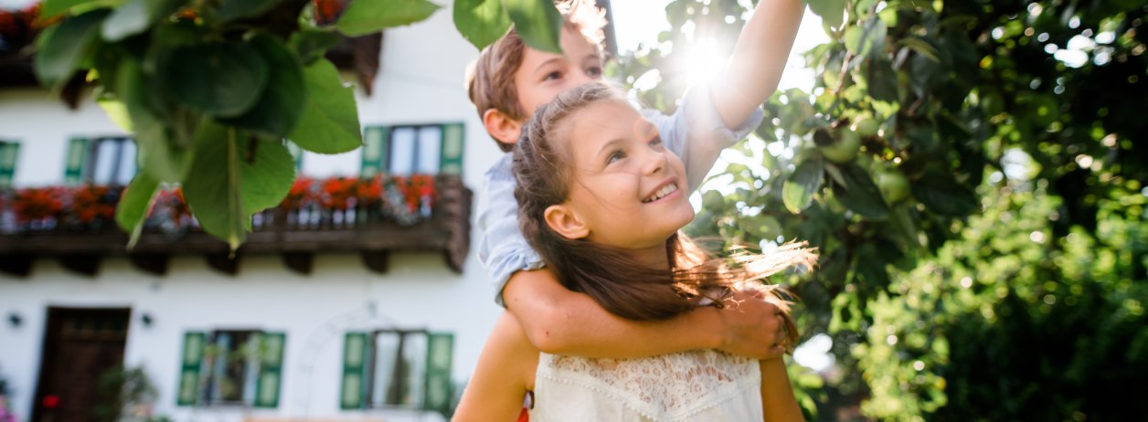 Kinder beim Äpfel pflücken, © Tölzer Land Tourismus Foto: Leonie Lorenz