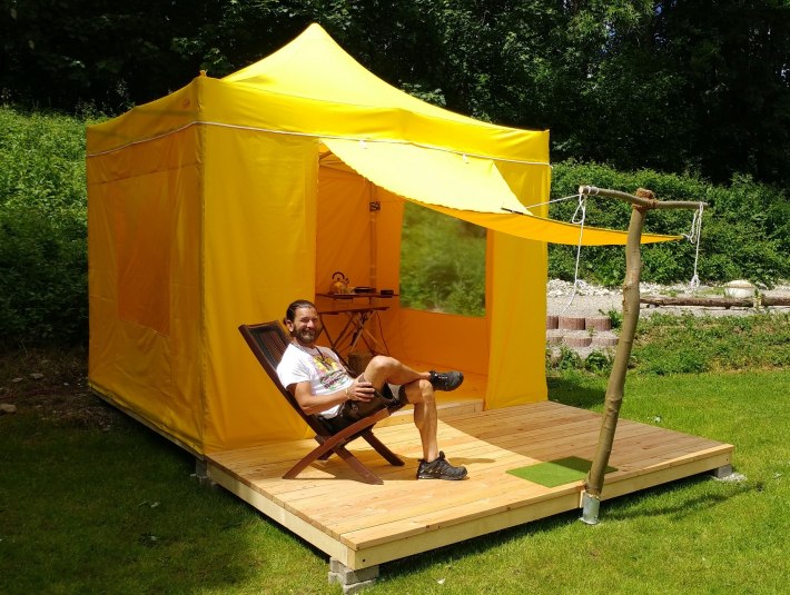 Michael Kramer vom Campingplatz Wolfratshausen vor einem seiner &quot;Büro-Zelte&quot;, © Stadt Wolfratshausen