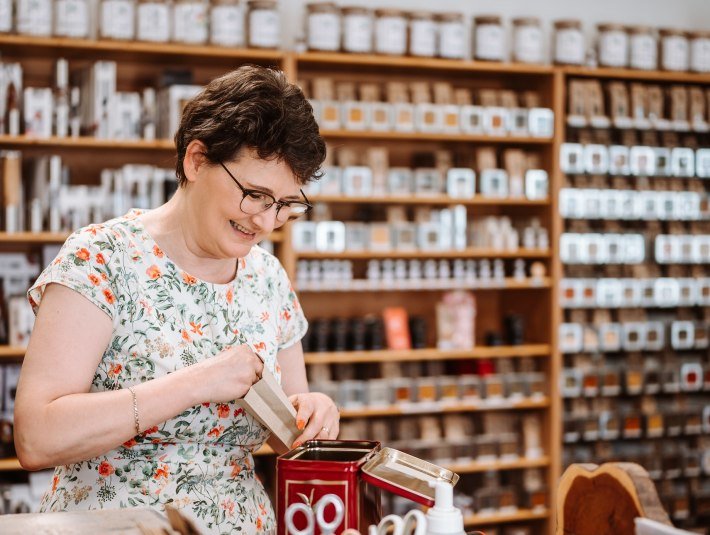 Kräuterprodukte, von Tees, gewürzen, Ölen, Essigen, Liköransätze, mit Schokolade oder als Pflegeprodukte sowie Räucherwaren aus hemischen Kräutern gibt es in unseren Kräuter-Erlebnis-Läden und verschiedenen Direktvermarktern, wie z.B. hier in der Kräuterhexe Lenggries, © Tölzer Land Tourismus|Leonie Lorenz