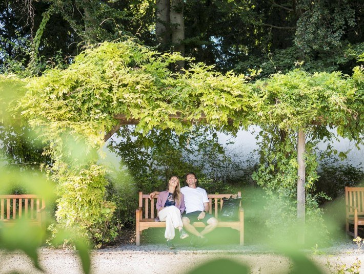 Entspannung finden im Urlaub  - das geht z.B. hier in Bad Tölz auf einer schattigen Bank unter dem grünen Blätterdach im Franziskanergarten. , © Tölzer Land Tourismus|Dietmar Denger