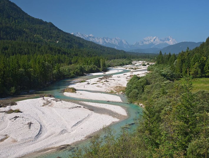 Die Isar - schützenswerter Wildfluss und auch Heimat seltener Vogelarten wie dem Flussuferläufer, der zwischen den Kieselsteinen brütet!, © Gästeinformation Lenggries