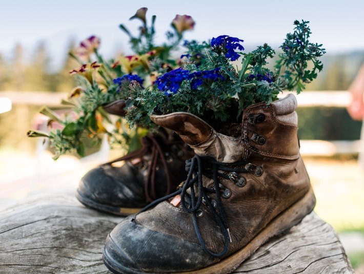 Die Wanderstiefl mal anders - liebevoll mit Enzian bepflanzte Bergschuhe, © Tölzer Land Tourismus|Leonie Lorenz