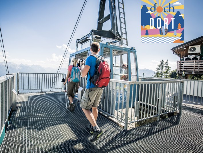 Wanderer an der Bergstation vor einer Gondel der Herzogstandbahn mit dem Logo des Podcasts &quot;dochDort&quot;, © Thomas Kujat (Herzogstandbahn) und dochdort.de (Logo Podcast)