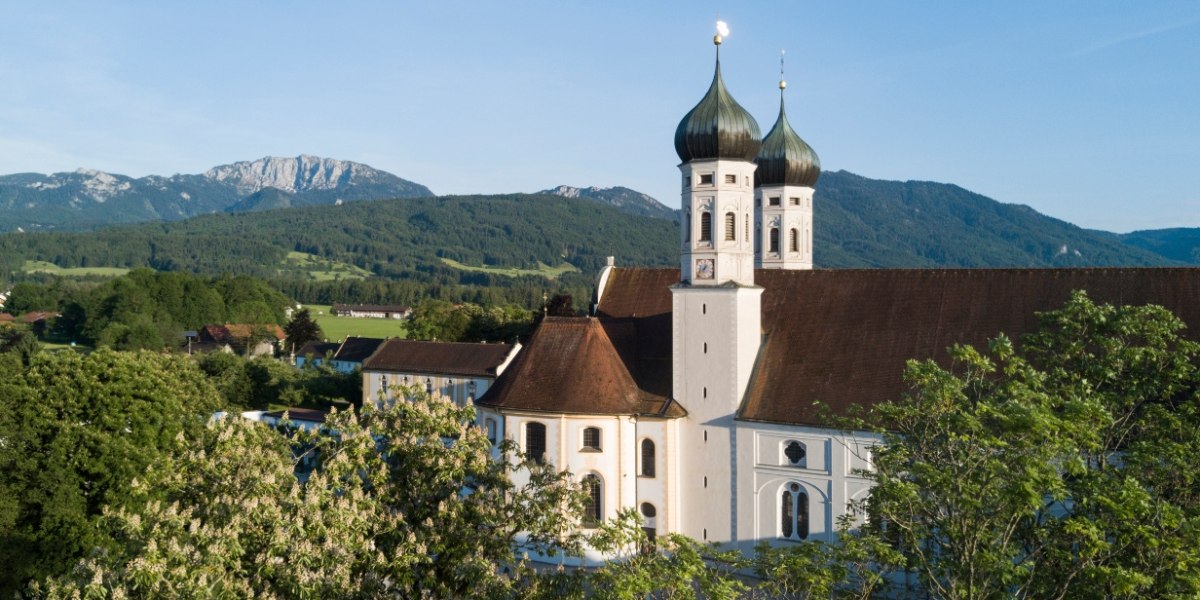 Kloster Benediktbeuern, im Hintergrund die Benediktenwand, © Oberbayern.de