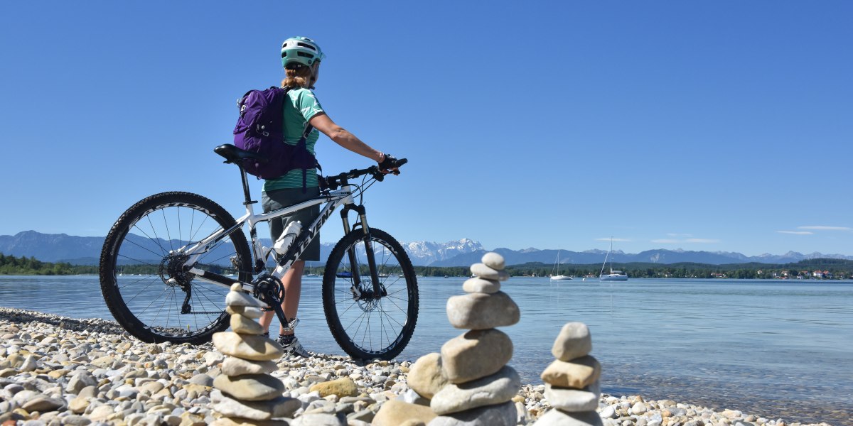 Ein herrlicher Ausblick vom Ufer des Starnberger Sees in das Bergpanorama, &copy; T&ouml;lzer Land Tourismus, Foto: Hubert Walther