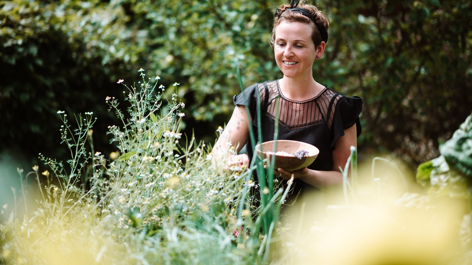 Die zertifizierten Kräuterpädagoginnen ernten behutsam Kräuter für Kurse, Workshops und Produkte., © Tölzer Land Tourismus|Leonie Lorenz