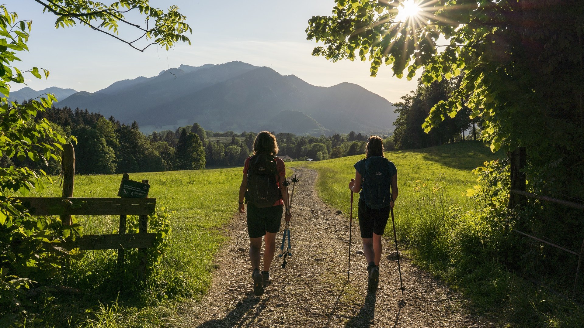 Wandern mit wunderbaren Ausblicken auf bestens beschilderten Wanderwegen. , &copy; T&ouml;lzer Land Tourismus|B. Ritschel