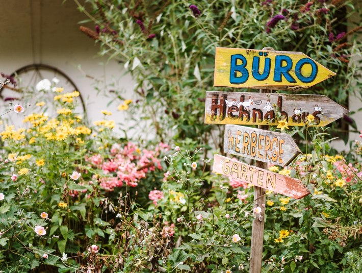 Bunte Schilder weisen den Weg durch das KlosterGut Schlehdorf, © Tölzer Land Tourismus|Leonie Lorenz