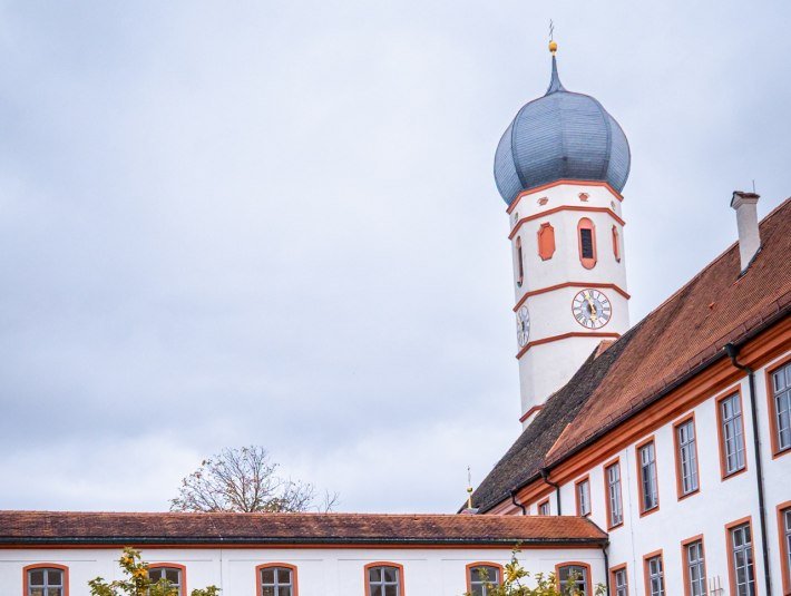 Kloster Beuerberg mit dem Marienbrunnen, &copy; T&ouml;lzer Land Tourismus|Chris Geigl, sowhatwetravel