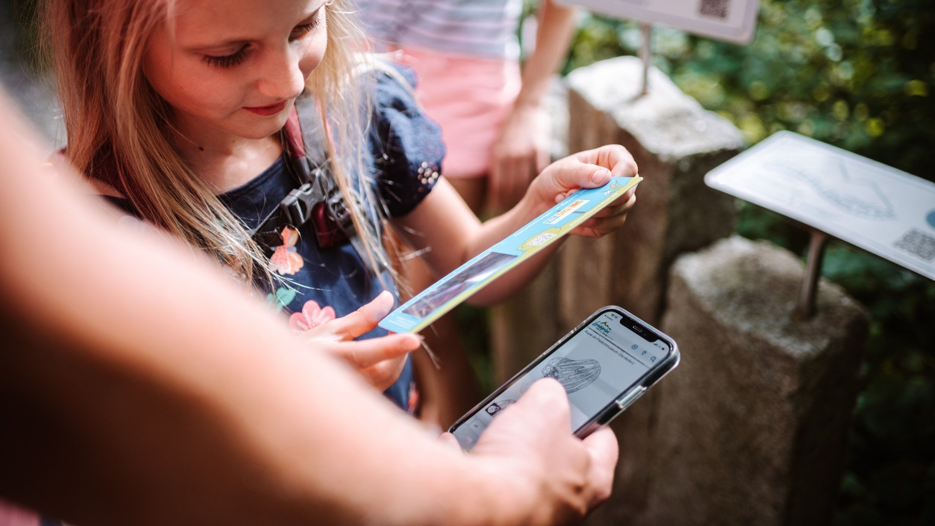 Praktische Apps &amp; AudioGuides, um jede Menge Infos zur Region ganz bequem zu erfahren.
Hier am Isar Erlebnis Pfad in Lenggries k&ouml;nnen mit dem Smartphone Naturinfos abgerufen werden., &copy; T&ouml;lzer Land Tourismus|Leonie Lorenz