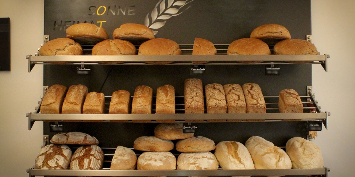 Ofenfrisch: Bauernbrot aus dem Holzofen sowie reines Roggen- und Dinkelbrot., © Bäckerei Derleder