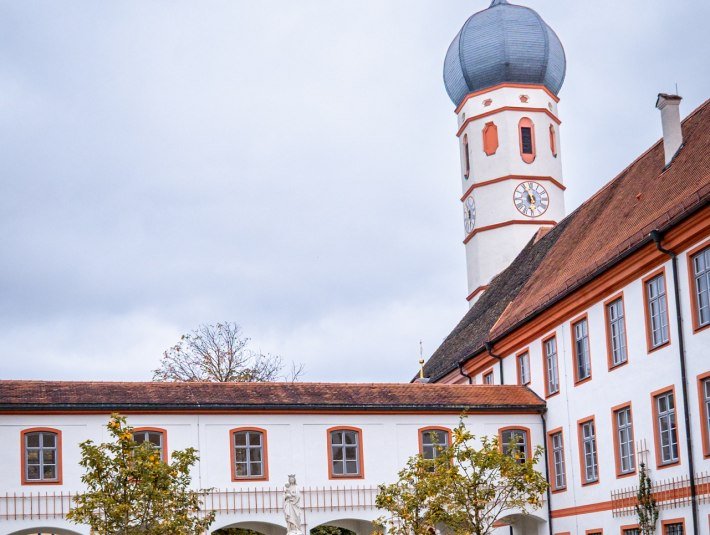Kloster Beuerberg mit dem Marienbrunnen, © Tölzer Land Tourismus|Chris Geigl, sowhatwetravel