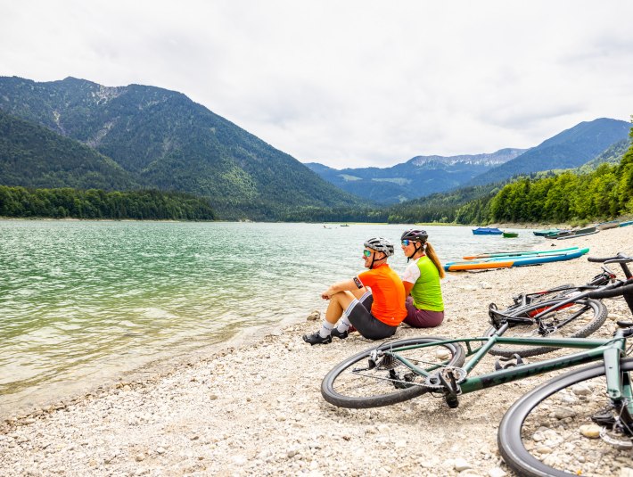 Radfahrer am Sylvensteinsee, © A.Greiter