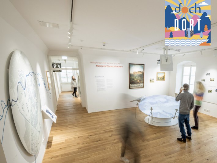 Symbolbild mit dem Logo des Podcasts dochDort auf einem Foto vom Eingangsbereich des Museums Wolfratshausen, © dochDort + Foto: Stadt Wolfratshausen|Adrian Greiter