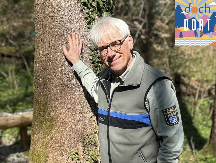 In einer Podcastfolge von dochDort (Logo) nimmt uns der Revierförster Robert Nörr mit in den Bergwald von Wolfratshausen und erzählt uns von der enormen Bedeutung des Schutzwaldes für die Stadt., © Podcast dochDort|Lisa Steinbacher