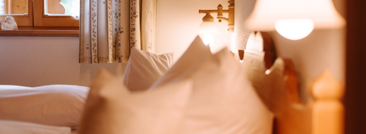in freundlich und nat&uuml;rlich eingerichteten Hotels, Pensionen und Ferienwohnungen , &copy; T&ouml;lzer Land Tourismus | Foto: Leonie Lorenz