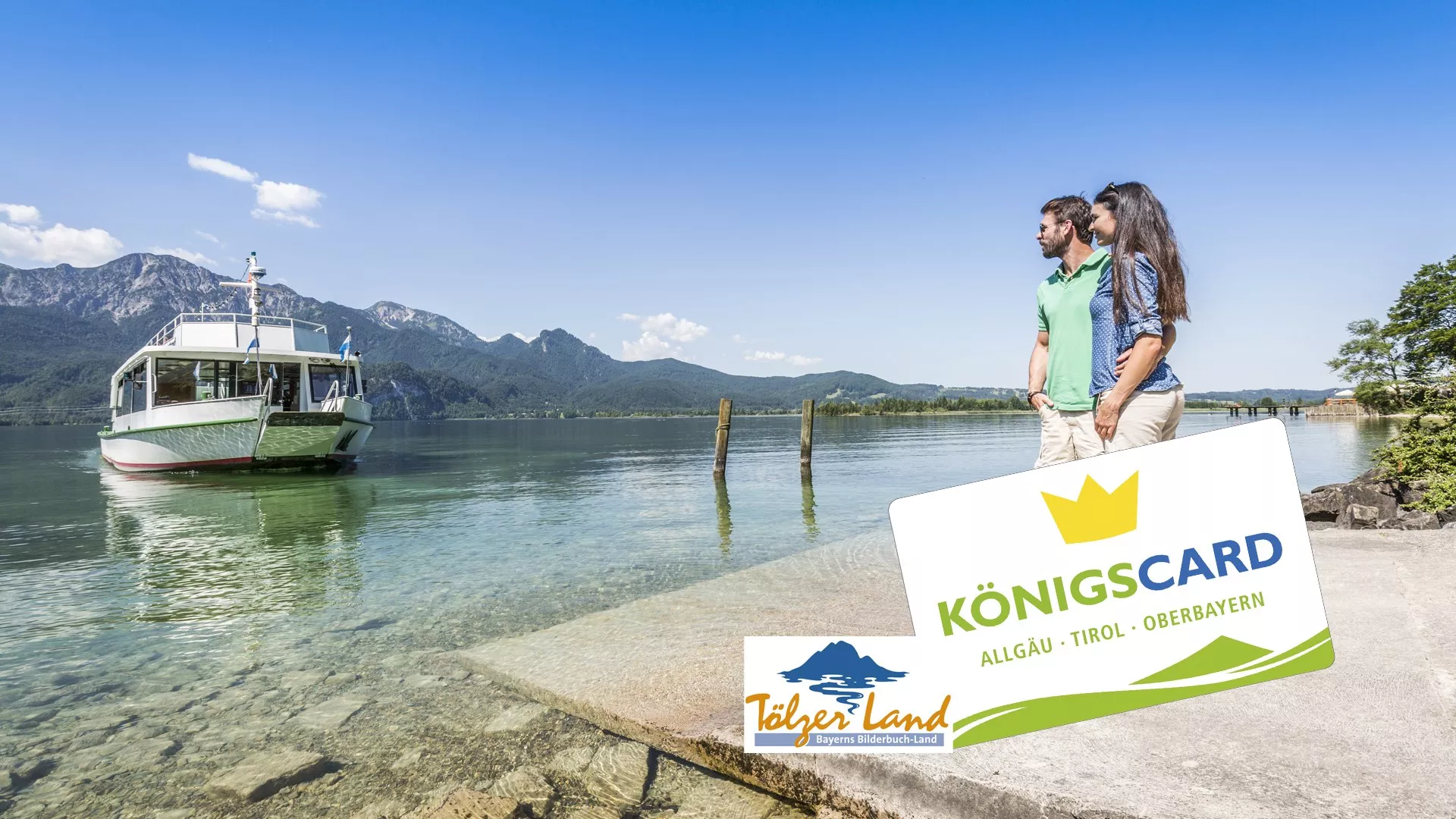 Die Königscrad  - bei ausgewählten Gastgebern erhältlich für ein MEHR an Urlaubsspaß. Das Bild zeigt ein auf das Kochelseeschiff wartenede Pärchen am Steg mit den Logos der Königscard Gästekarte und dem Logo von Tölzer Land Tourismus, © Foto: TI Kochel a. See|Thomas Kujat