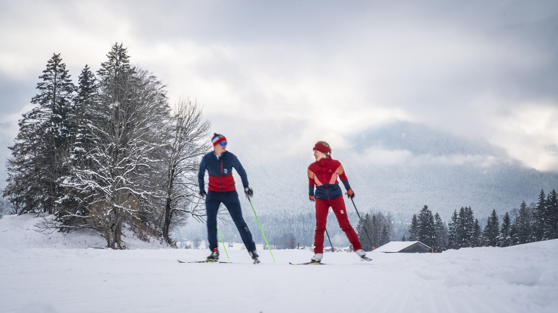 Zwei Wintersportler beim Skaten auf einer  gespurten Loipe zwischen verschneiten B&auml;umen, &copy; T&ouml;lzer Land Tourismus|Foto: Dietmar Denger