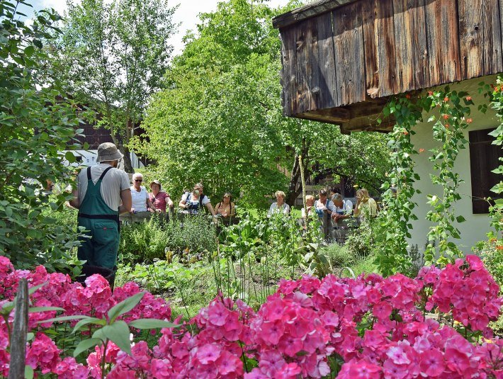 Blick &uuml;bern Gartenzaun am Hodererhof, Freilichtmuseum Glentleiten, &copy; Freilcihtmuseum Glentleiten