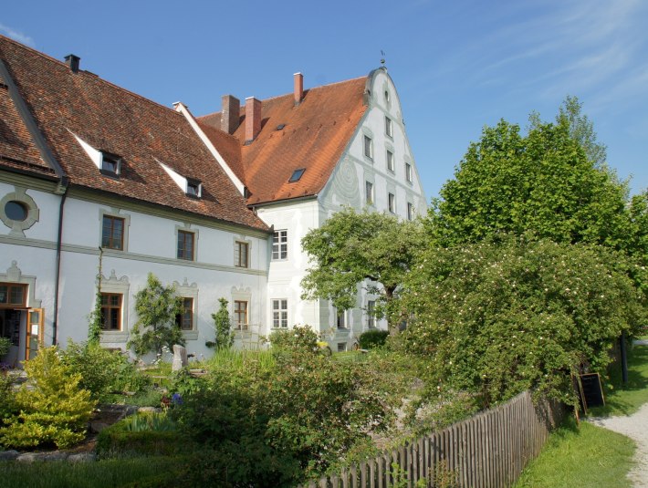 Kr&auml;utergarten-Ansicht mit Maierhof Don Bosco Kloster Benediktbeuern, &copy; Don Bosco Kloster Benediktbeuern