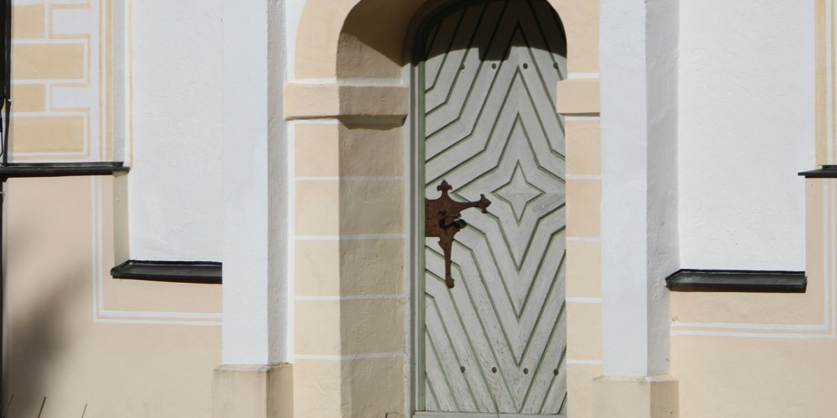 Nahe Dietramszell liegt im Wald die Kapelle Maria Elend mit seiner sternf&ouml;rmigen Pforte, &copy; T&ouml;lzer Land Tourismus, Foto: J. Kirschenhofer