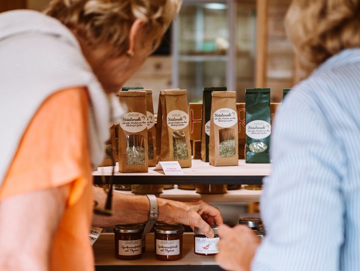 Genie&szlig;en Sie selbstgemachte Kr&auml;uterprodukte, &copy; T&ouml;lzer Land Tourismus|Leonie Lorenz