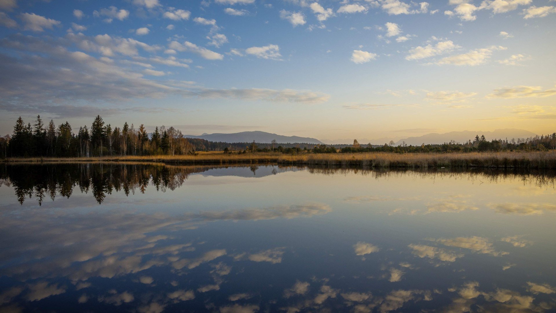 Abschalten und zur Ruhe kommen und wie hier die Abendstimmung am Kirchsee genie&szlig;en, &copy; T&ouml;lzer Land Tourismus / Foto: Josef Gast