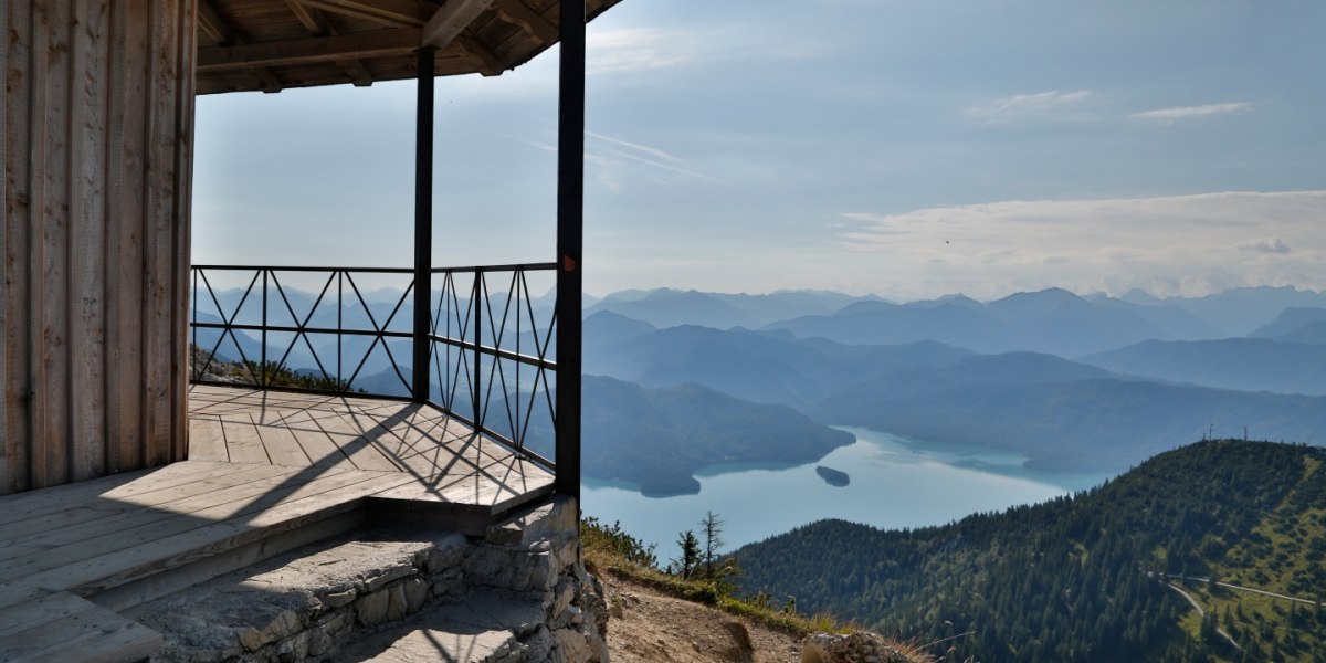 Gipfelpavillon auf dem Herzogstandgipfel, Blick Richtung Walchensee, &copy; Tourist Information Kochel a. See