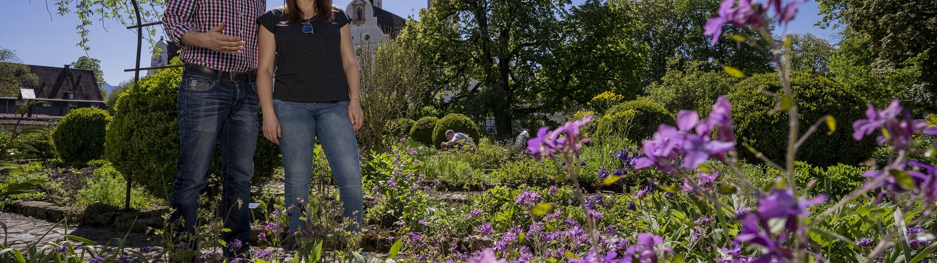 Zur Mitte finden im mit Blumen, Küchen- und Heilkräutern bepflanzten Mediationsgarten vor dem Kloster Benediktbeuern, © Tölzer Land Tourismus|Bernd Ritschel