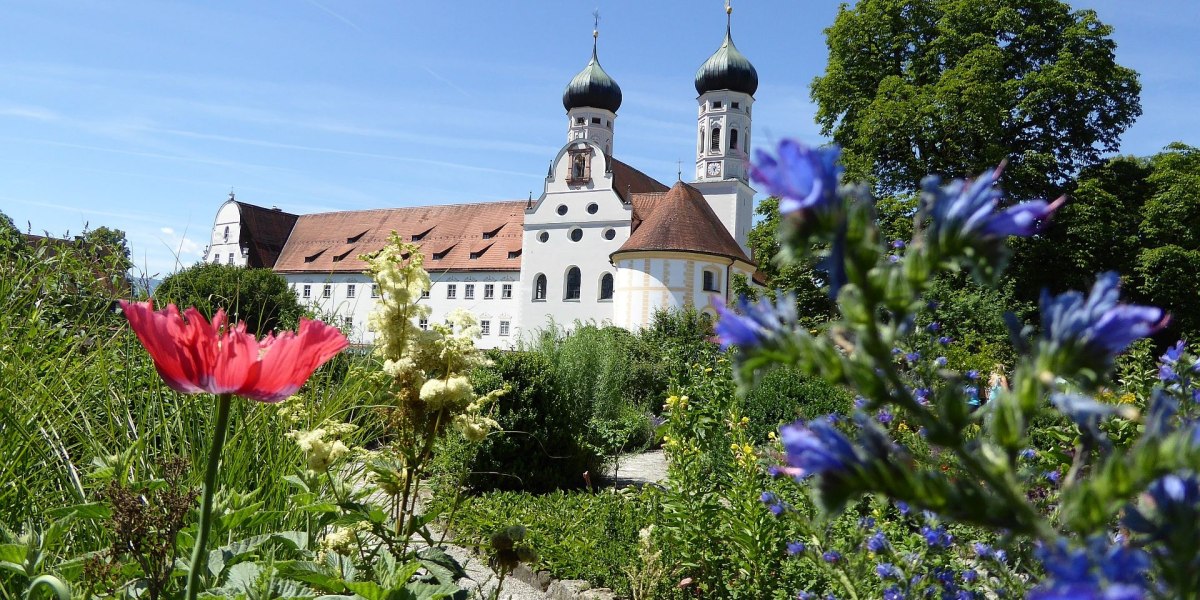 Blick zur Basilika vom Meditationsgarten, &copy; G&auml;steinformation Benediktbeuern