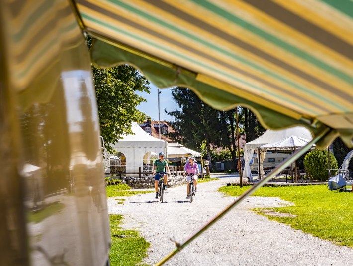 Gäste willkommen: Radler am Campingplatz Wolfratshausen, © Stadt Wolfratshausen|Adrian Greiter