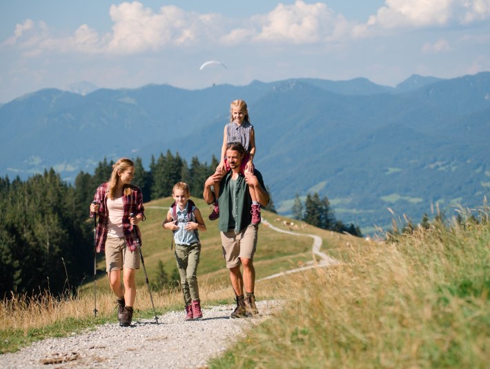 Familienurlaub im Sommer - eine Wanderung auf den Blomberg und Zweisel bietet herrliche Ausblicke ins Isar- und Loisachtal, &copy; T&ouml;lzer Land Tourismus|Fotograf: Leonie Lorenz