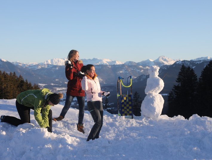 Ein Muss im Winter - mit der Blombergbahn hinauf auf den Tölzer Hausberg und hinunter mit dem Rodel auf der Rodelbahn, © TI Bad Tölz | Foto Hias Krinner