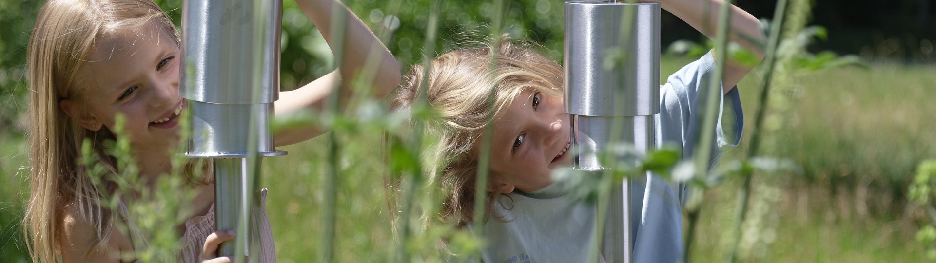 Viel Freude haben Kinder an den Mitmachstationen im Kr&auml;uter-Erlebnis-Park Bad Heilbrunn rund um das Kr&auml;uterr&auml;tsel um eine vergessliche Fee., &copy; Lisa Bahnm&uuml;ller