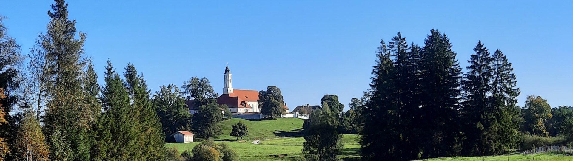 Wiese und blauer Himmel mit Kloster Reutberg, &copy; Tourist Information Lenggries