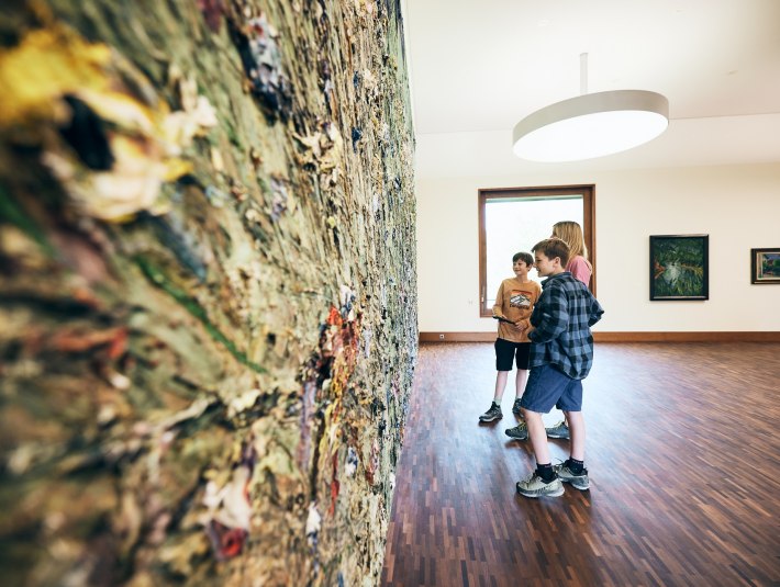 zu Besuch der Ausstellung im Franz Marc Museum - eine dreik&ouml;pfige Familie studiert ein abstraktes Gem&auml;lde. Der Focus liegt auf der Struktur der &Ouml;lfarben., &copy; oberbayern.de, Foto: Tobias K&ouml;hler