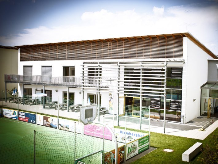 die Sport|Jugendherberge in Bad T&ouml;lz mit dem mittigen Soccer-Feld, &copy; Deutsches Jugendherbergswerk Landesverband Bayern e.V.
