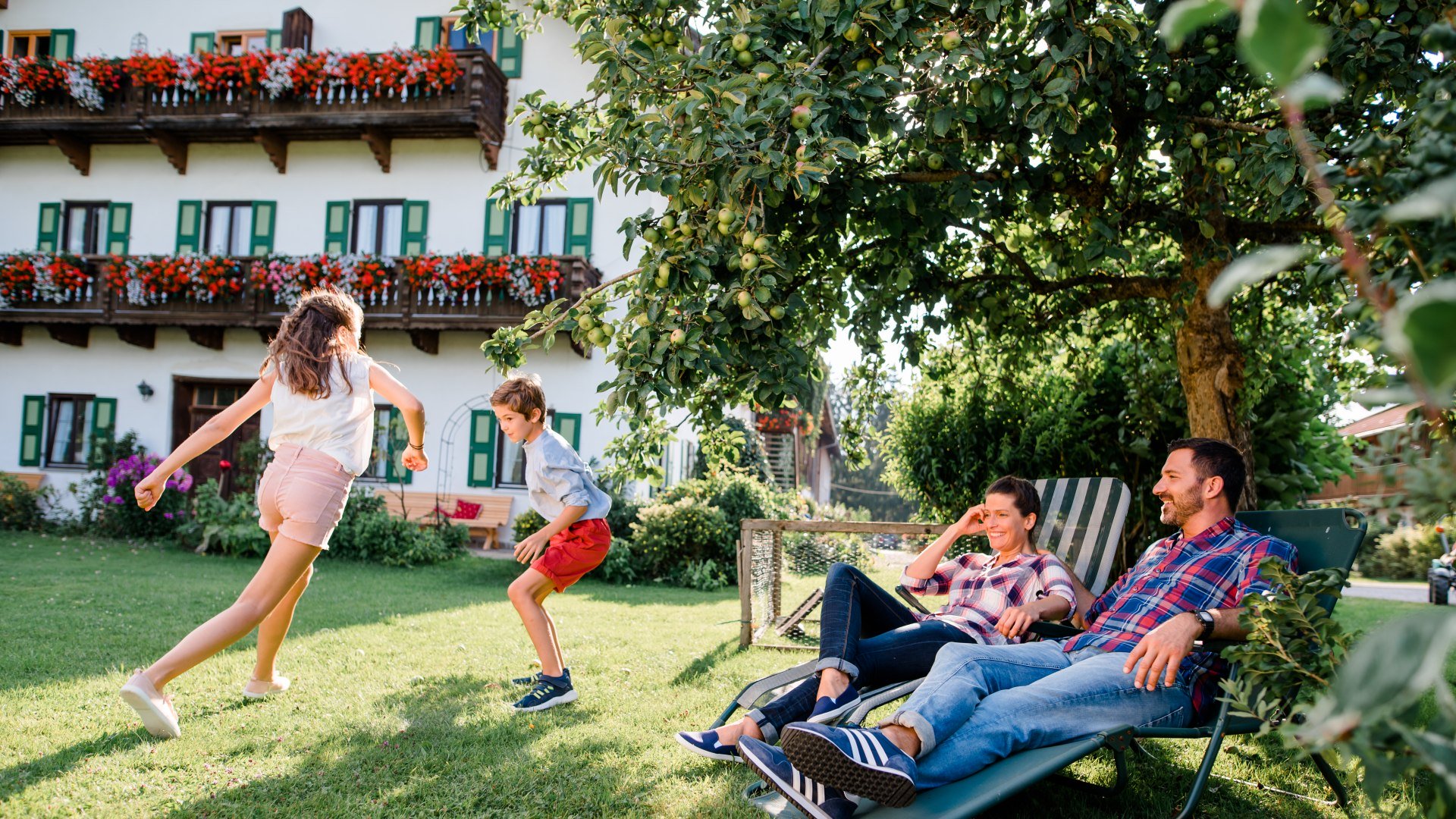 Urlaubsglück auf dem Bauernhof - während die Eltern sich auf den Gartenliegen entspannen, können die Kinder im Garten herumtollen., © Tölzer Land Tourismus Foto: Leonie Lorenz