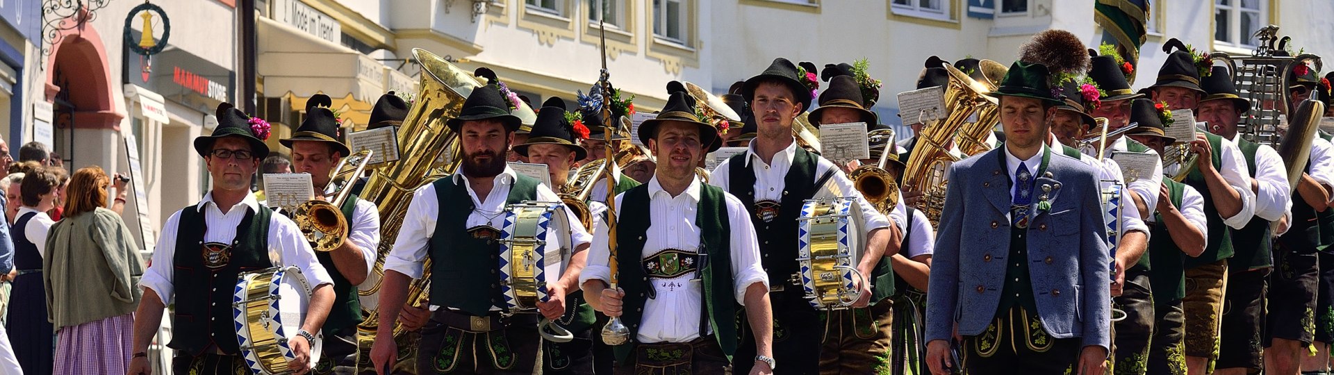 Musikappelle in Tracht in der Marktstrasse in Bad Tölz, © Stadt Bad Tölz