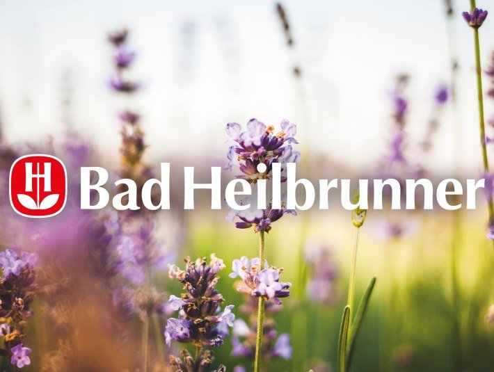 Firmenlogo und Schriftzug der Bad Heilbrunner Naturheilmittel GmbH &amp; Ko KG mit Lavendelbl&uuml;ten im Hintergrund, &copy; Bad Heilbrunner Naturheilmittel GmbH &amp; Ko KG