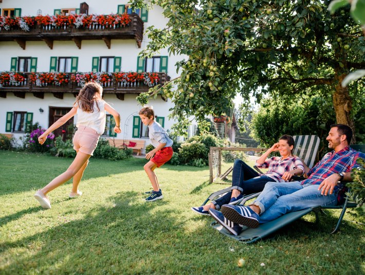 Urlaubsgl&uuml;ck auf dem Bauernhof - w&auml;hrend die Eltern sich auf den Gartenliegen entspannen, k&ouml;nnen die Kinder im Garten herumtollen., &copy; T&ouml;lzer Land Tourismus Foto: Leonie Lorenz
