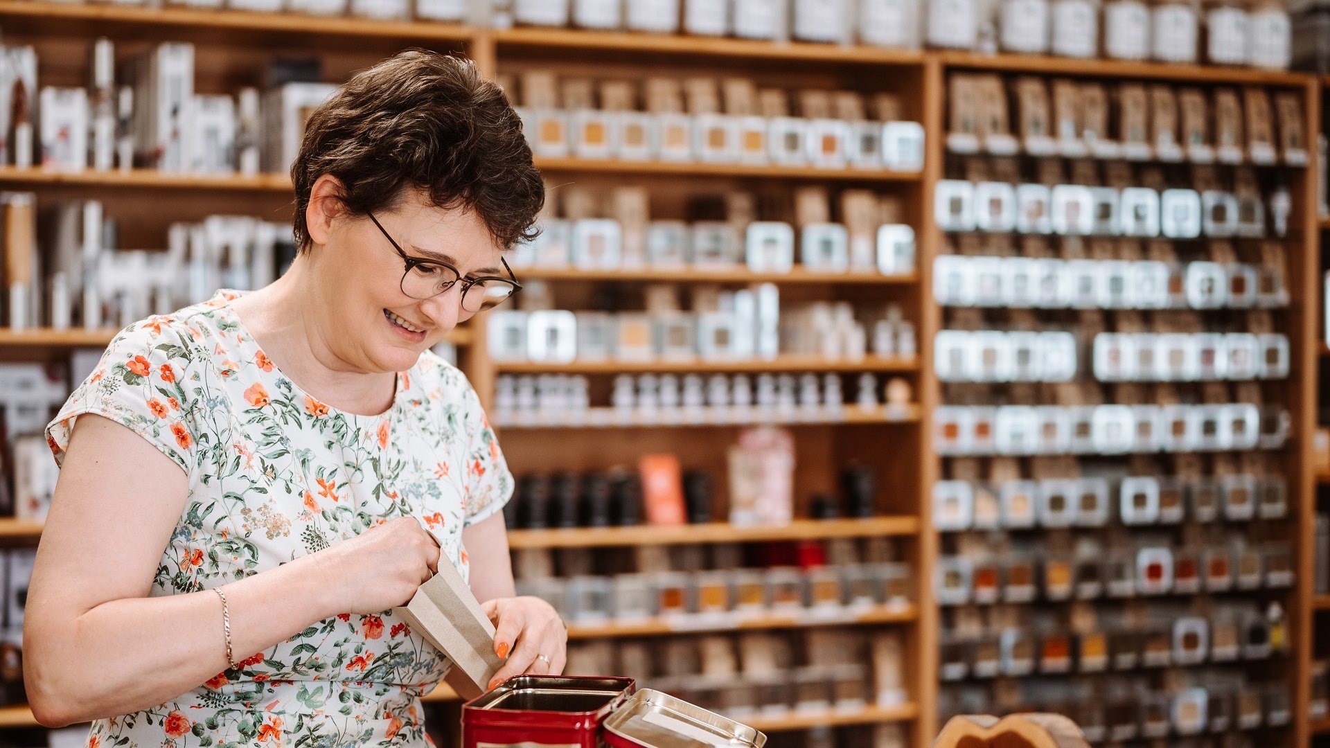 Kr&auml;uterprodukte, von Tees, gew&uuml;rzen, &Ouml;len, Essigen, Lik&ouml;rans&auml;tze, mit Schokolade oder als Pflegeprodukte sowie R&auml;ucherwaren aus hemischen Kr&auml;utern gibt es in unseren Kr&auml;uter-Erlebnis-L&auml;den und verschiedenen Direktvermarktern, wie z.B. hier in der Kr&auml;uterhexe Lenggries, &copy; T&ouml;lzer Land Tourismus|Leonie Lorenz