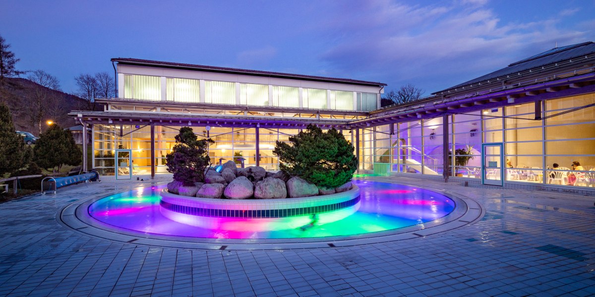 Außenbereich der Isarwlle am Abend mit bunter Beleuchtung, © Adrian Greiter